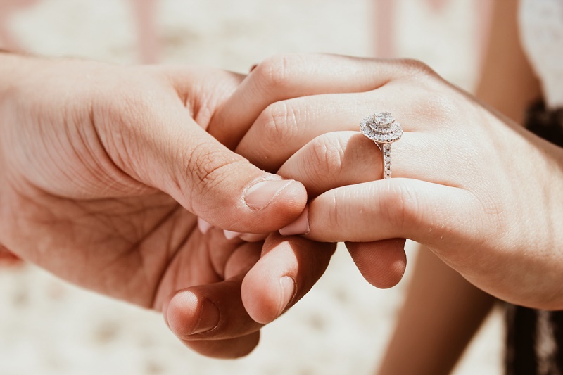 should-you-pick-the-engagement-ring-together-with-your-partner