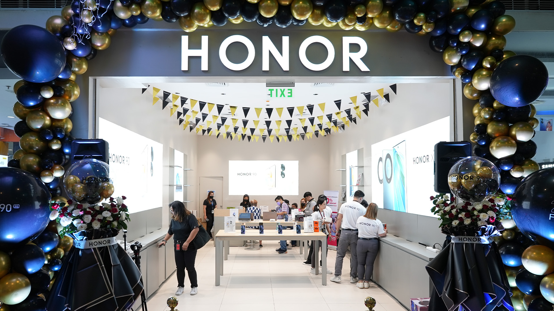 10th-honor-experience-store-opens-in-sm-mall-of-asia